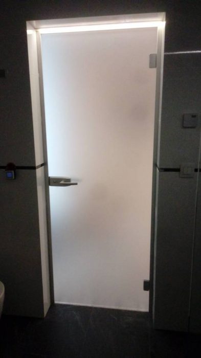 Drzwi z białego szkła