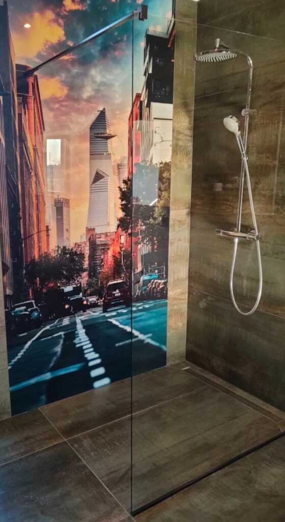 Panel szklany z grafiką do kabiny prysznicowej