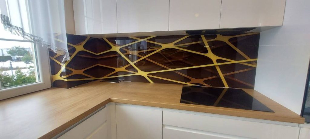 Panel szklany z grafika w kuchni