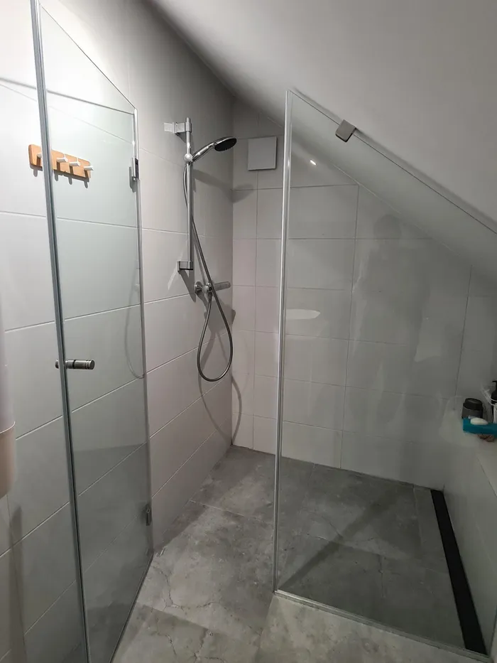 kabina prysznicowa ze skosem