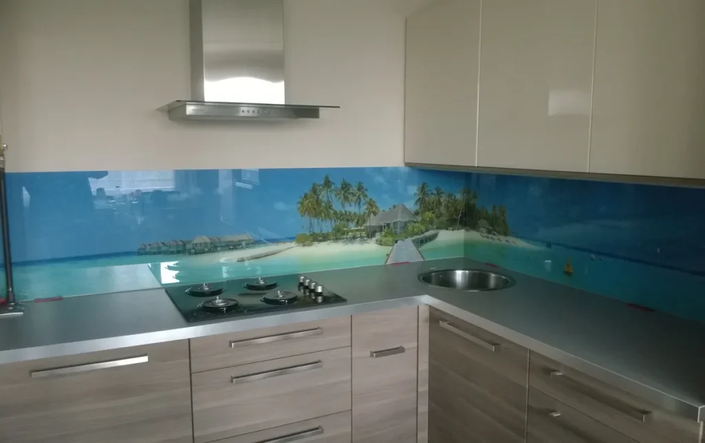 panel kuchenny z grafiką plaża