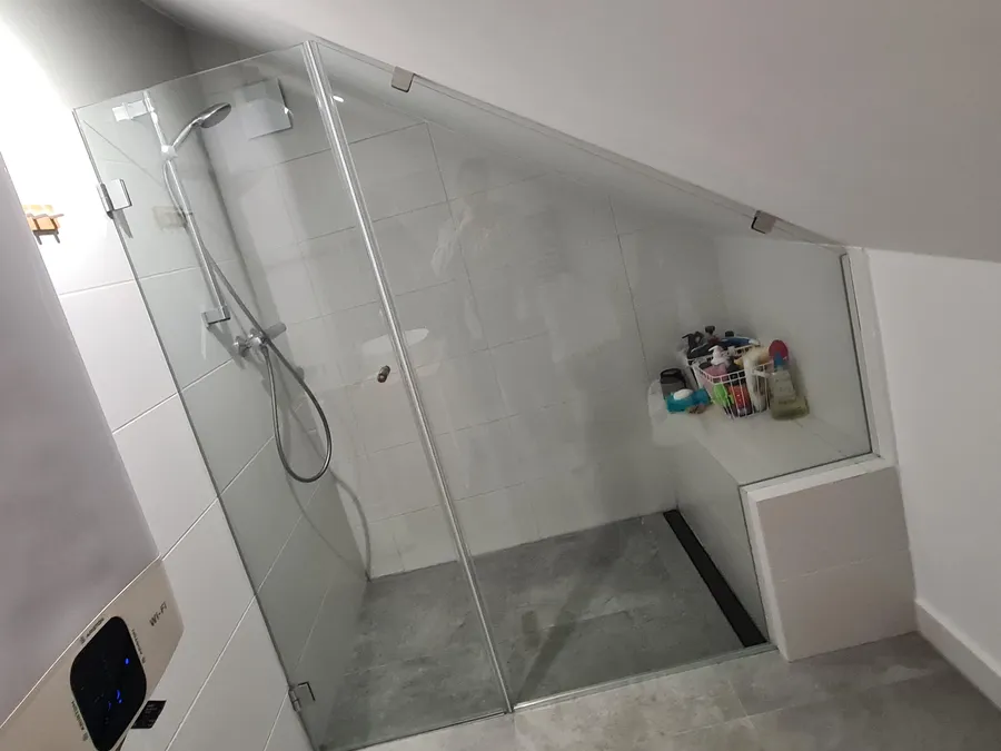 kabina prysznicowa ze skosem