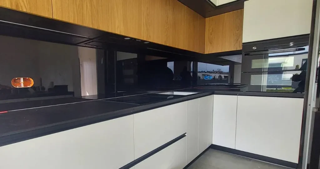 panel szklany kuchenny czarny